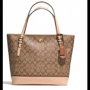 🌷Coach Peyton Perforated PVC Signature Tote🌷