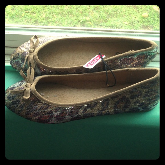 They r glittery flats