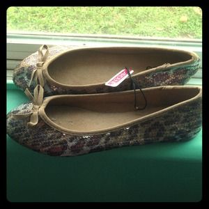 They r glittery flats