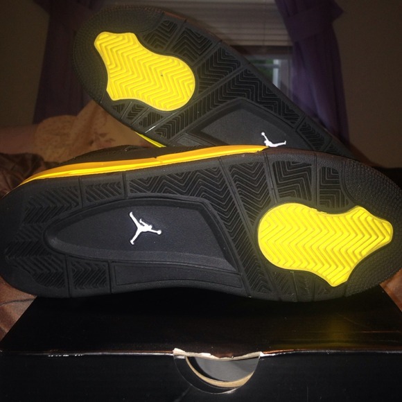Selling Jordan thunder 4s - Picture 2 of 4