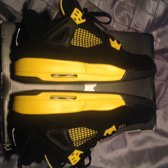 Selling Jordan thunder 4s - Picture 3 of 4