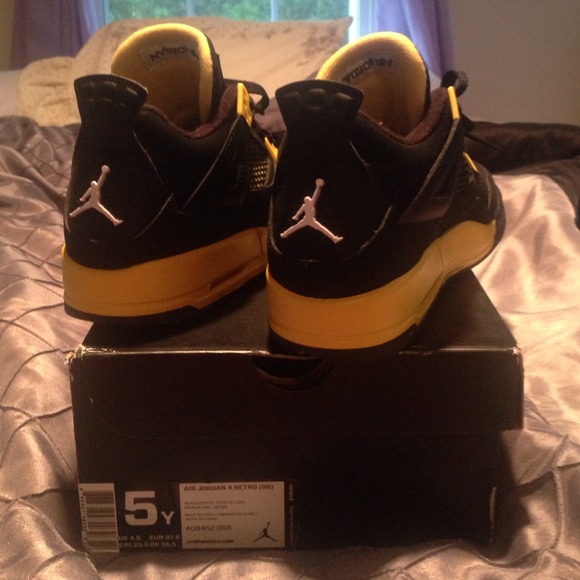 Selling Jordan thunder 4s - Picture 4 of 4