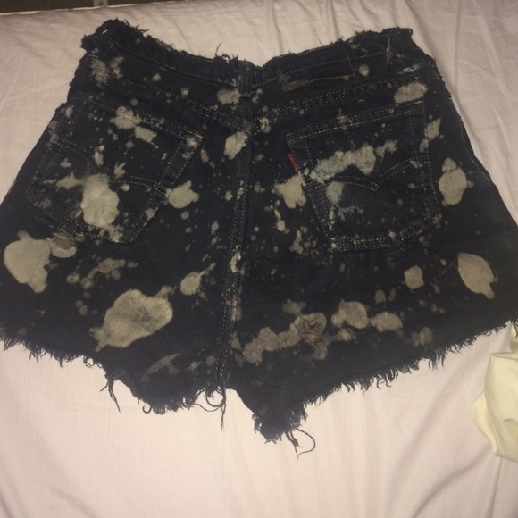 high waisted Levi shorts - Picture 2 of 2