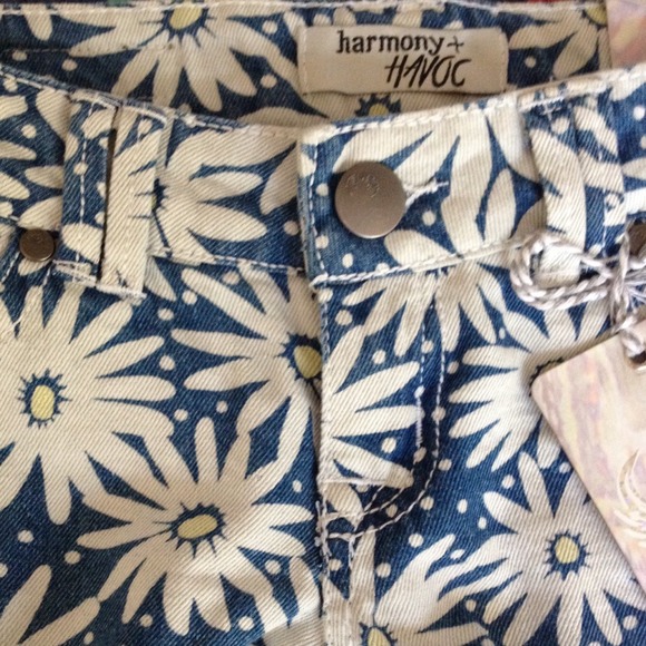 Daisy print short shorts! - Picture 2 of 4