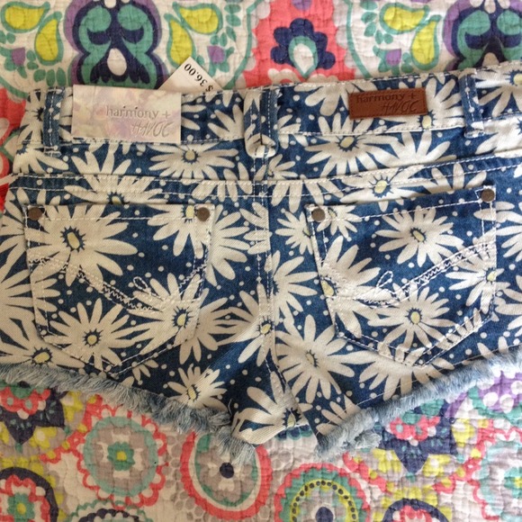 Daisy print short shorts! - Picture 3 of 4