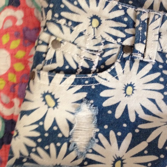 Daisy print short shorts! - Picture 4 of 4