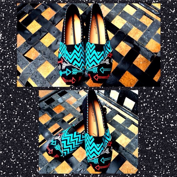 Shoes - 🎉🎉HP🎉🎉Hand Painted shoes 😘 Chevron and arrow design SZ 5 Slip On Sneakers