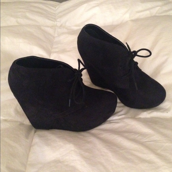 BRAND NEW Black suede oxford wedges, lace up