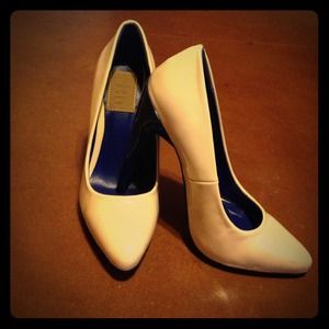 NEVER WORN cream high heel with dark blue heel