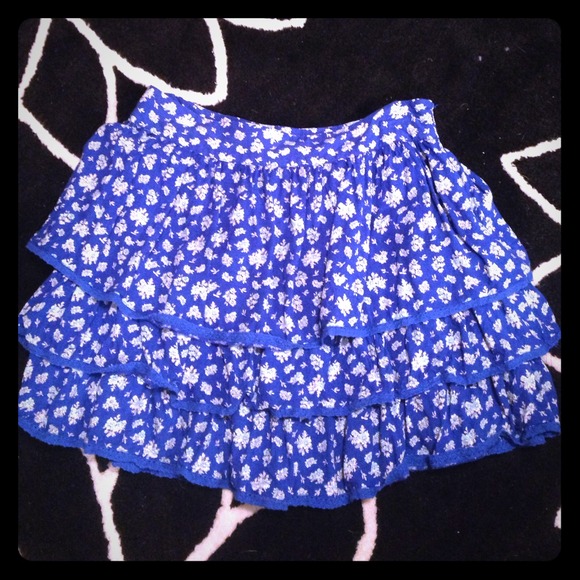 Tiered Forever21 blue floral skirt, zips up side