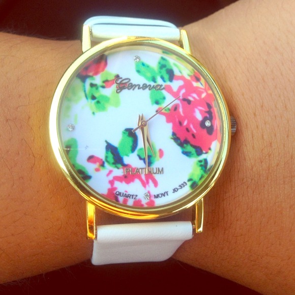 White & Flower Watch 💕HP Total Trendsetter 4.28