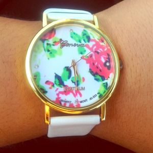 White & Flower Watch 💕HP Total Trendsetter 4.28