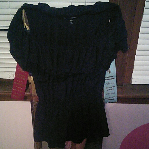 Black ruffled nice top - Picture 2 of 3