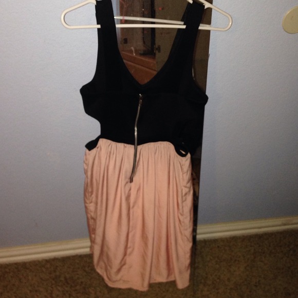 Cutout pink dress - Picture 2 of 3