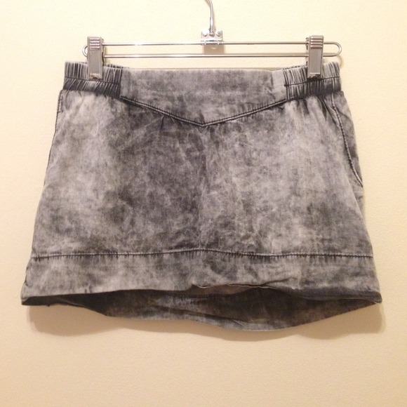 Simple acid wash miniskirt - Picture 2 of 3