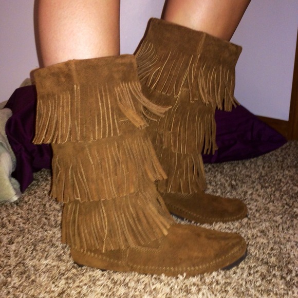 PERFECT CONDITION MINNETONKA FRINGE BOOTS