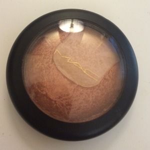 MAC Mineralized Skin Finish in "perfectly poised"