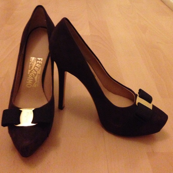 Ferragamo Plum Suede Platform Pump - Picture 2 of 4