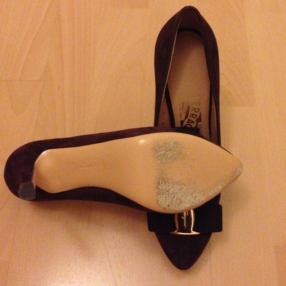 Ferragamo Plum Suede Platform Pump - Picture 3 of 4