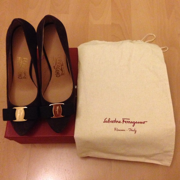 Ferragamo Plum Suede Platform Pump - Picture 4 of 4
