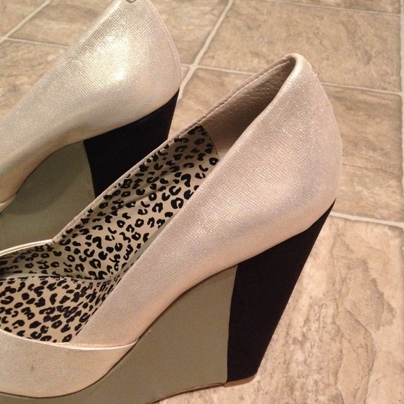 Jessica Simpson Metallic Wedges - Picture 3 of 4