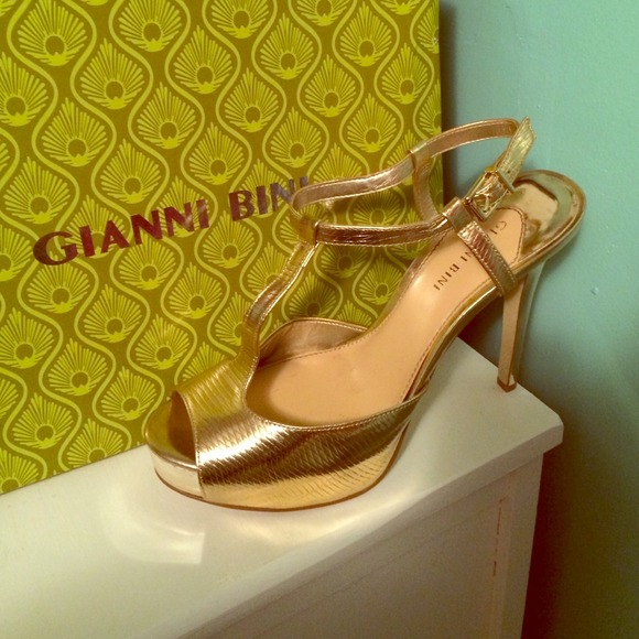 Gianni Bini Shoes - Gianni Bini Traci T-Straps in gold!