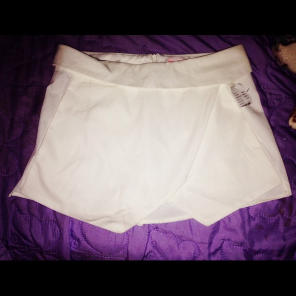 WHITE SKORT!!