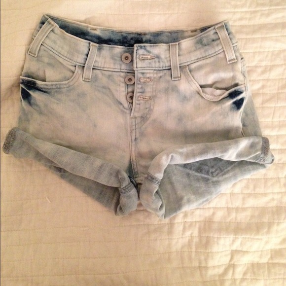 HIGHWAISTED LIGHT ACID WASHED LEVIS