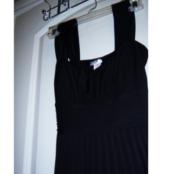 Flowy Black Dress - Picture 2 of 3