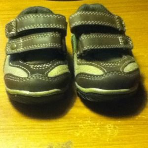 OSHKOSH baby shoes. Size 2