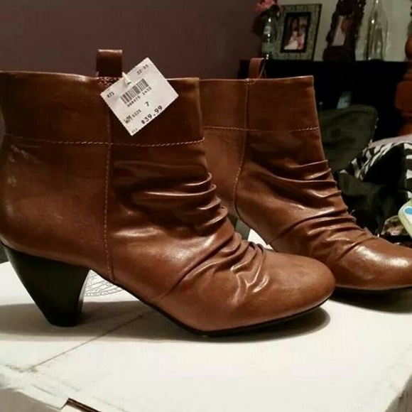 Rockin' brown ankle boots!