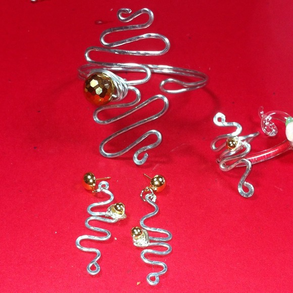 KA54 Hammered 16gage wire cuff, earrings and ring