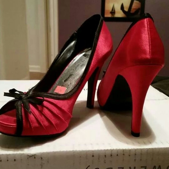 Gorgeous red heels!