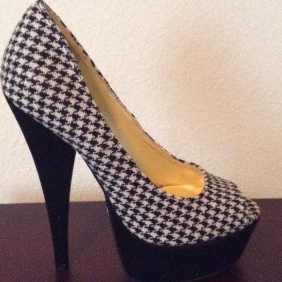 Shoes - 5.5" Houndtooth Platform Pump (New without Tags)