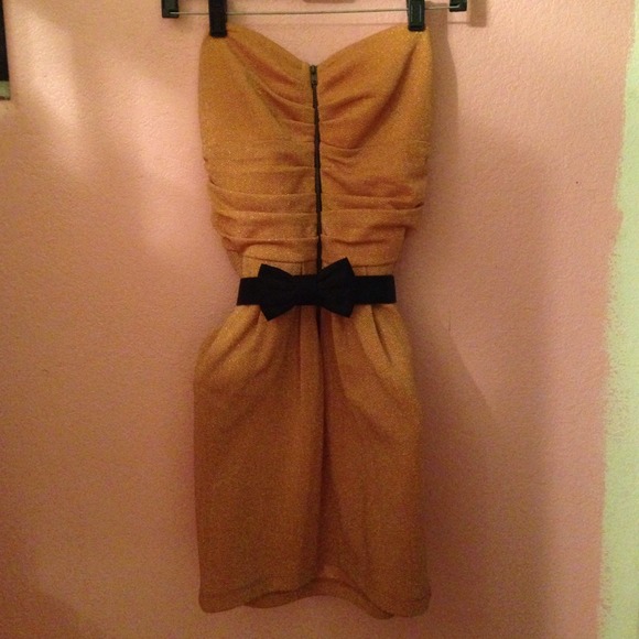 Shimmery/sparkly, gold strapless dress