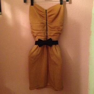 Shimmery/sparkly, gold strapless dress