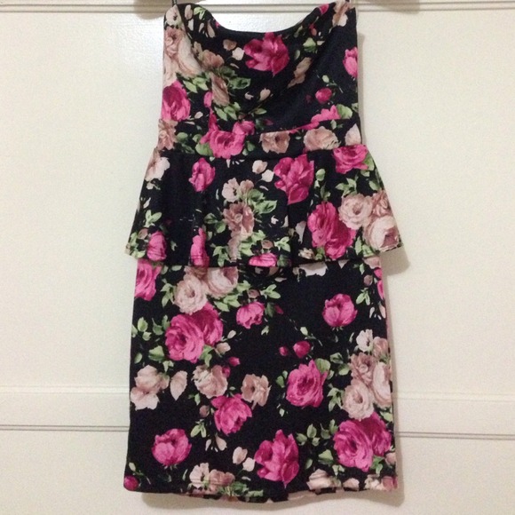 Forever 21 Dresses & Skirts - Strapless short dress