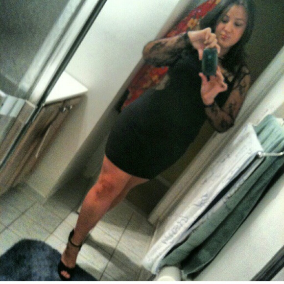 Dresses & Skirts - NWOT- Little black lace dress