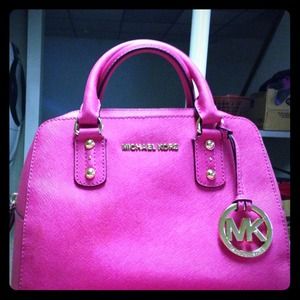 • Pink saffiano leather Michael Kors bag