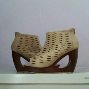 Natural Toned Laser Cutout Wedge