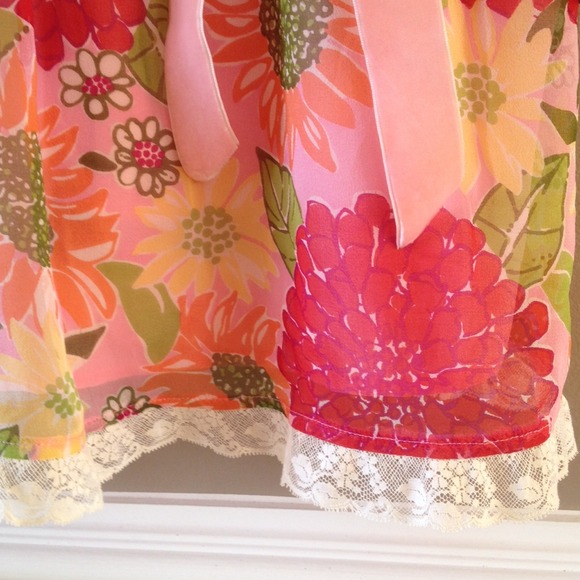 New w/tag. Lilly Pulitzer Silk Top. Size 8. - Picture 3 of 4