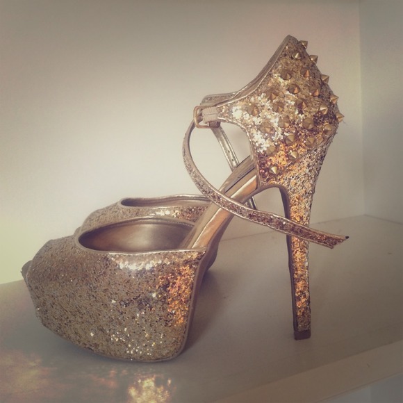 Gold glitter high heel with spike