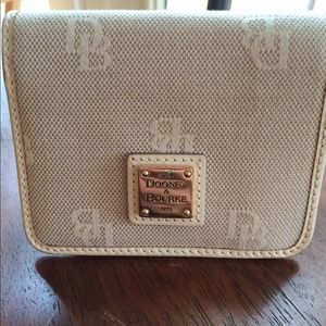 🌺 Dooney & Bourke wallet *Free coin purse🌺