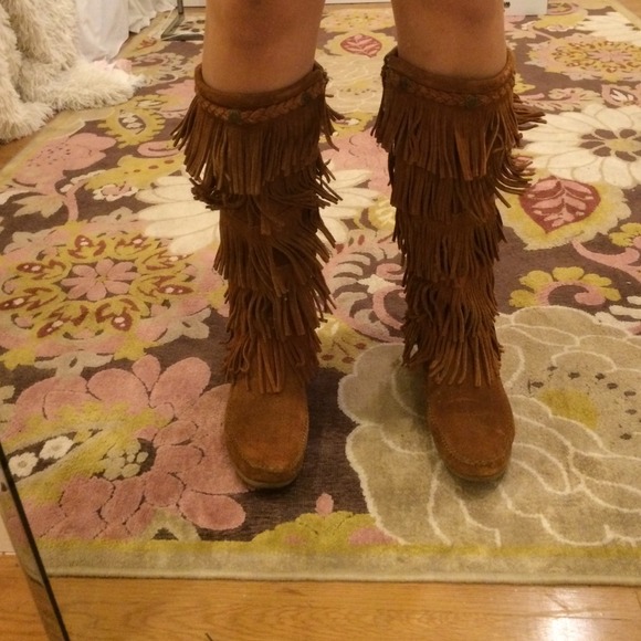 Minnetonka 5-layer fringe boots