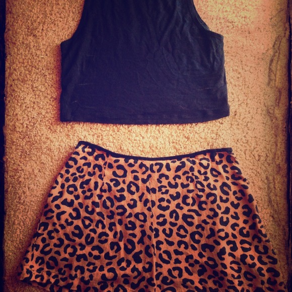 Cheetah shorts and plain black crop top 🌞🌞