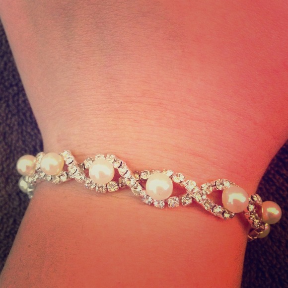 BRAND NEW pearl and diamond bracelet