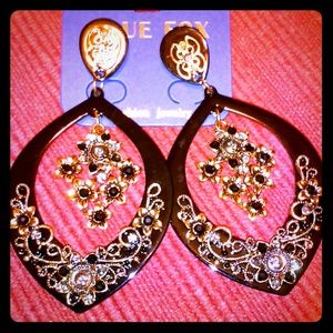 Black glamorous earrings. NWOT
