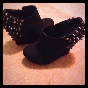 Black wedges with spiks on back 🙊