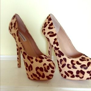 Steve Madden Cheetah print faux fur pump