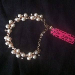 ✨Gorgeous Betsey Johnson Pearl Bracelet✨